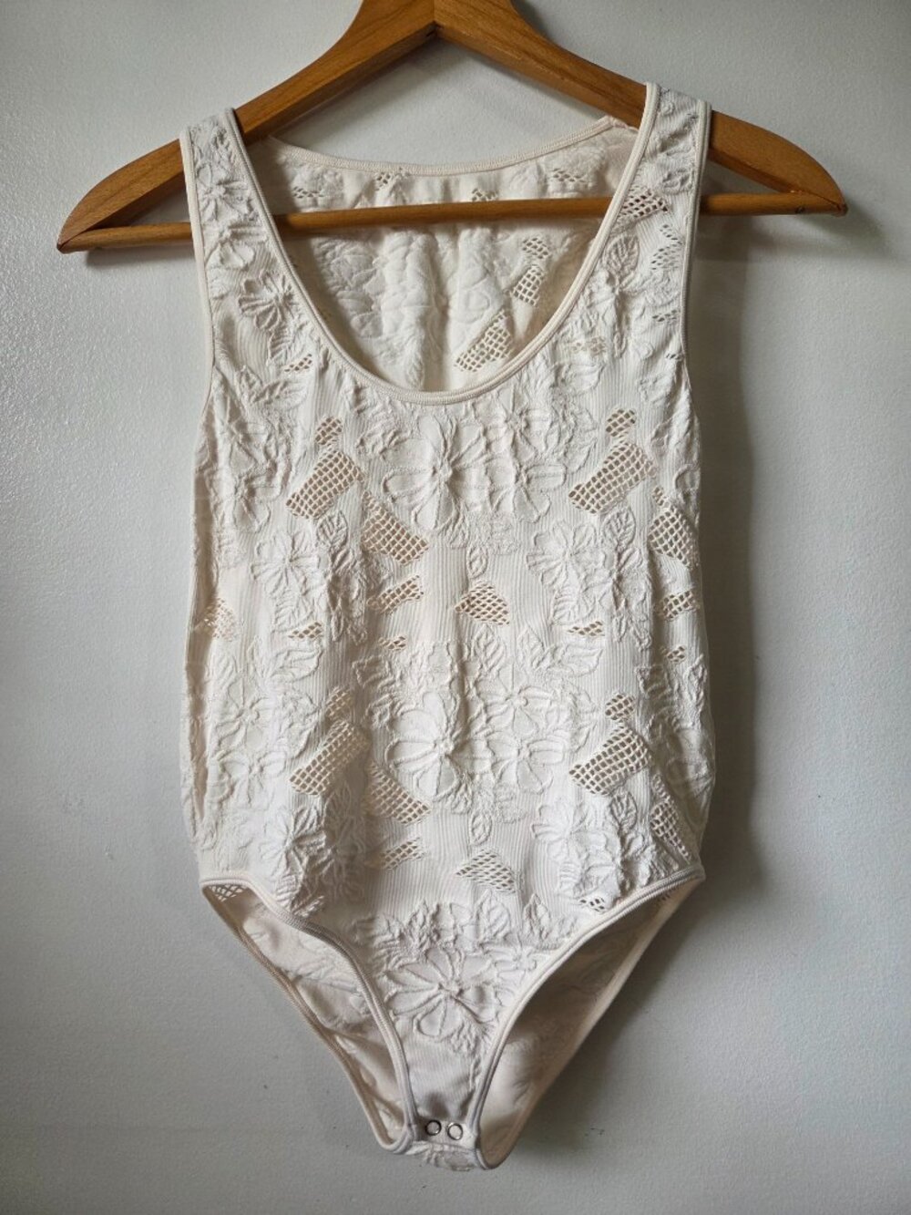 EUC CREAM BROCADE STRETCHY SCOOP NECK BODYSUIT SIZE S/M